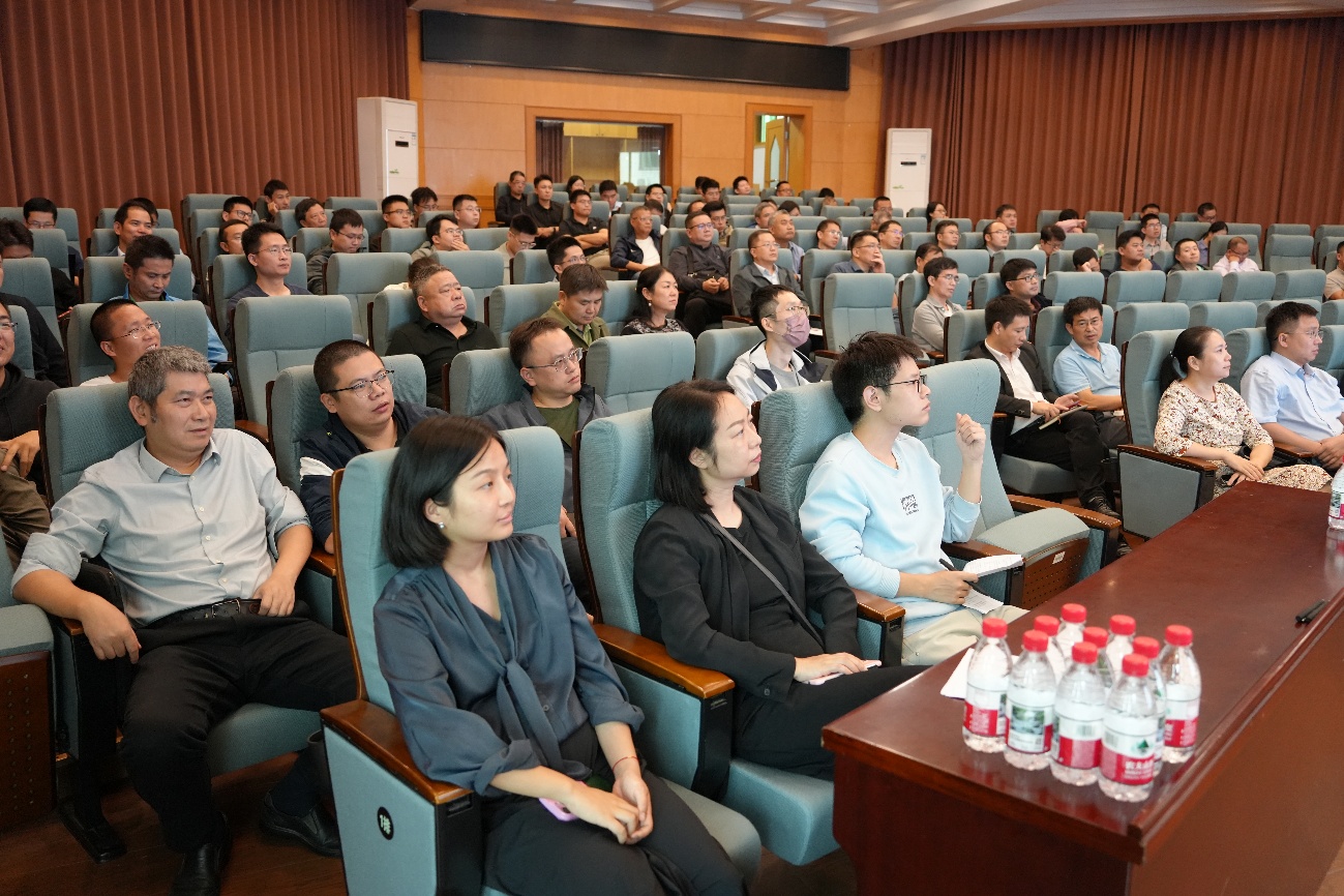 会议室里的人们AI 生成的内容可能不正确。